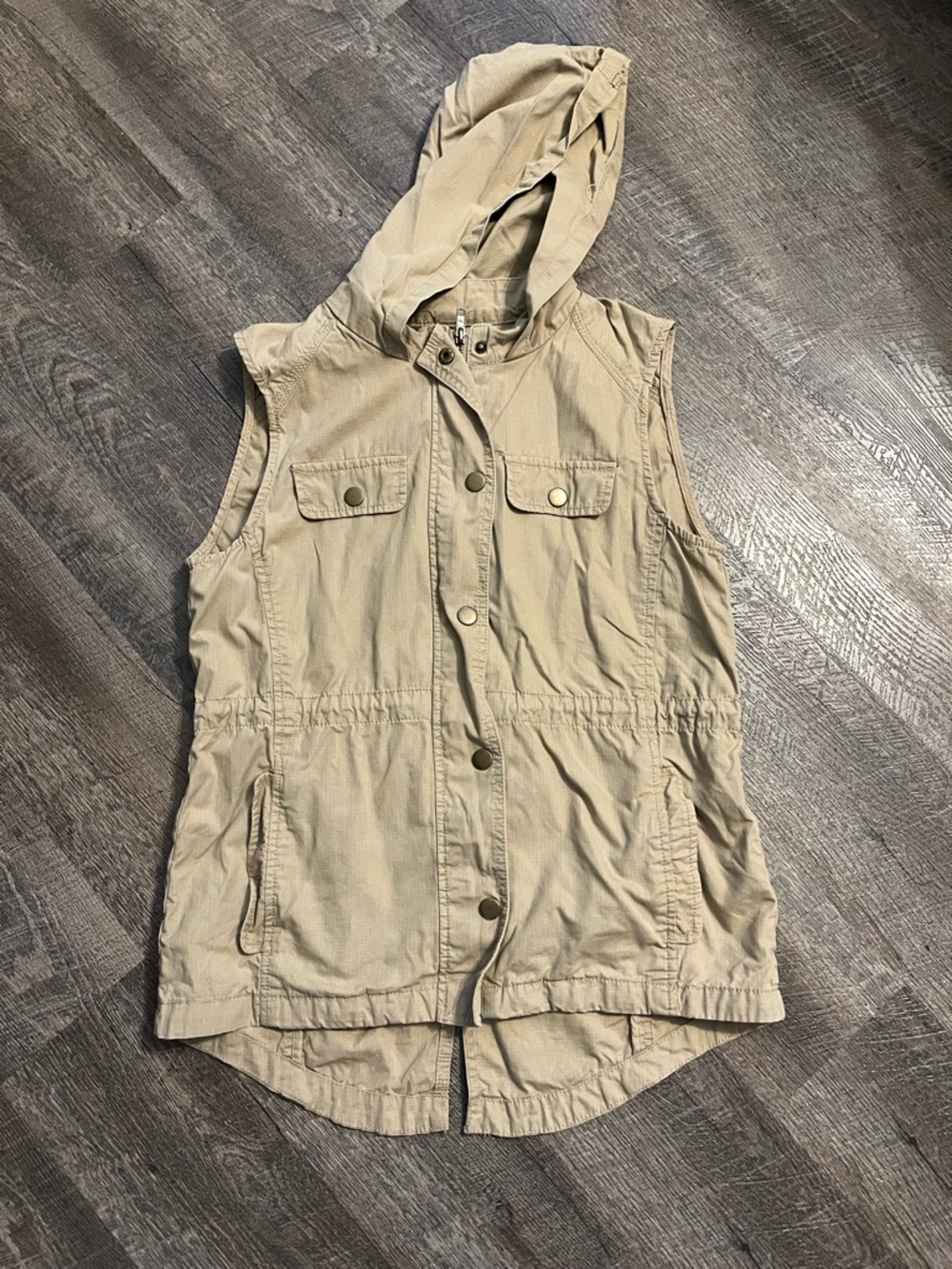 Women’s Hooded Sleeveless Gap Utility Vest in Tan